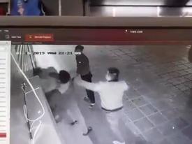 Hà Nội: Xác định 2 đối tượng đấm đá túi bụi cô gái trẻ Hà Nội: Xác định 2 đối tượng đấm đá túi bụi cô gái trẻ