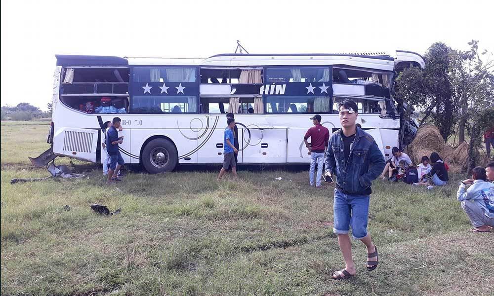 Xe khách tông xe bồn lao xuống ruộng, 5 người trọng thương-1