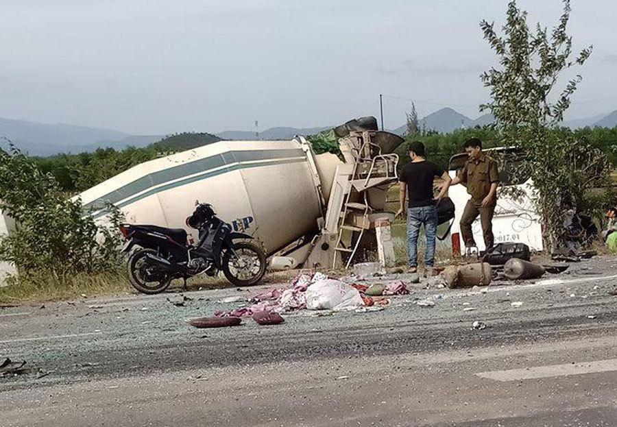 Xe khách tông xe bồn lao xuống ruộng, 5 người trọng thương-2