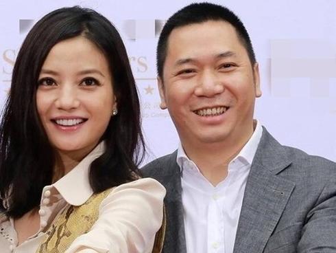 Khởi đầu năm mới, Triệu Vy cùng chồng bị tòa án buộc phải bồi thường về tội lừa đảo, tiếp tục đối diện hơn 500 đơn kiện của người dân