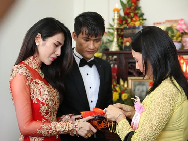 Những mỹ nhân Việt đeo vàng nặng trĩu, cưới đại gia thân thế khủng cỡ nào?-14