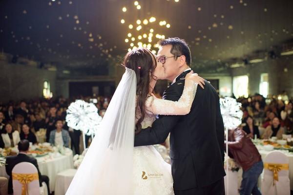 NSND Trung Hiếu rạng rỡ, hôn vợ đắm đuối trong lễ cưới tại Sơn La-9