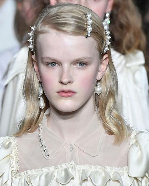 Ngờ đâu món phụ kiện 20 năm trước bỗng mốt trở lại-8