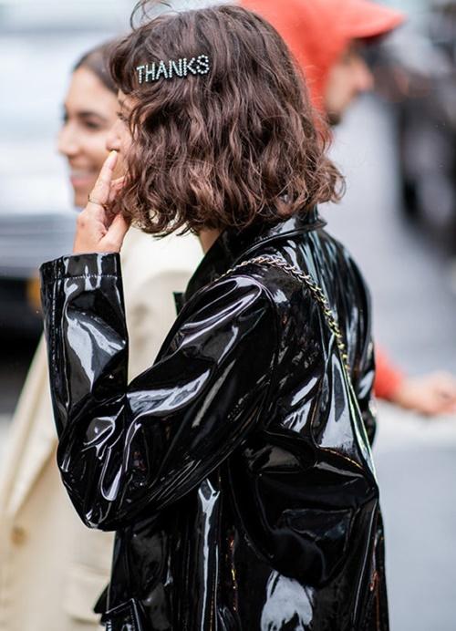 Ngờ đâu món phụ kiện 20 năm trước bỗng mốt trở lại-10