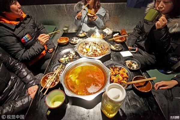 Nhà hàng phục vụ cơm tù ế chỏng chơ và lỗ nặng-2