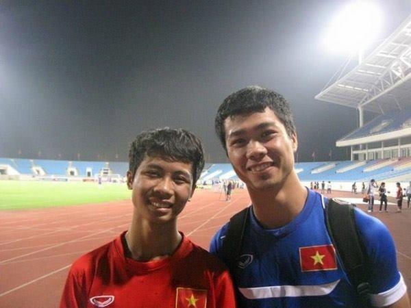 Chết cười với ảnh phiên bản đời thường của ĐT Việt Nam: Văn Toàn làm thợ xây, thầy Park an nhiên uống trà đá-5