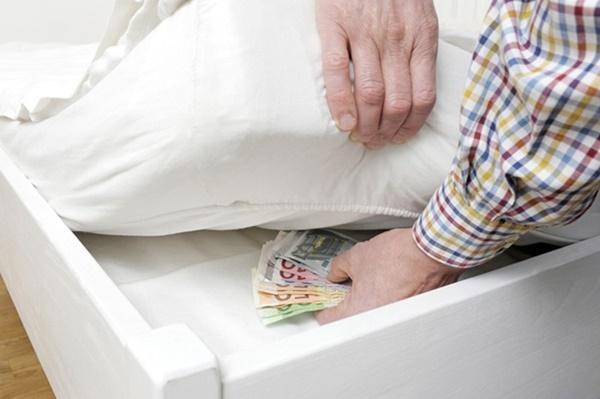 Nhà đã nghèo còn cất tiền kiểu này thì còn RÁCH MÙNG TƠI, của cải cứ đội nón ra đi mãi mãi-2