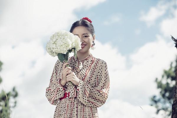 Văn Mai Hương để mặt mộc hóa cô dâu gợi cảm, chủ động cầu hôn bạn trai-1