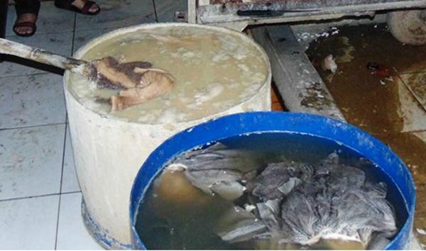 Nội tạng bò được làm trắng bằng vôi trước khi đem bán ở Sài Gòn-1