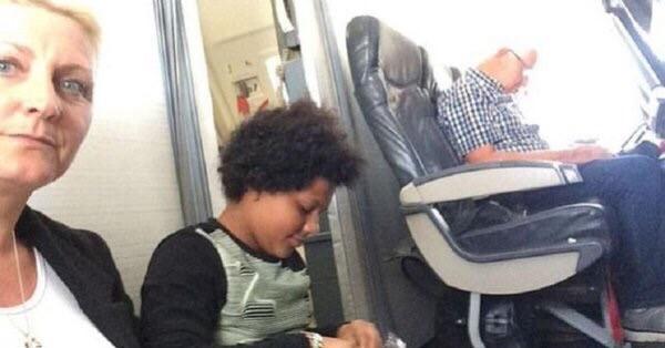 Hành khách phải ngồi trên sàn máy bay vì hết chỗ-1