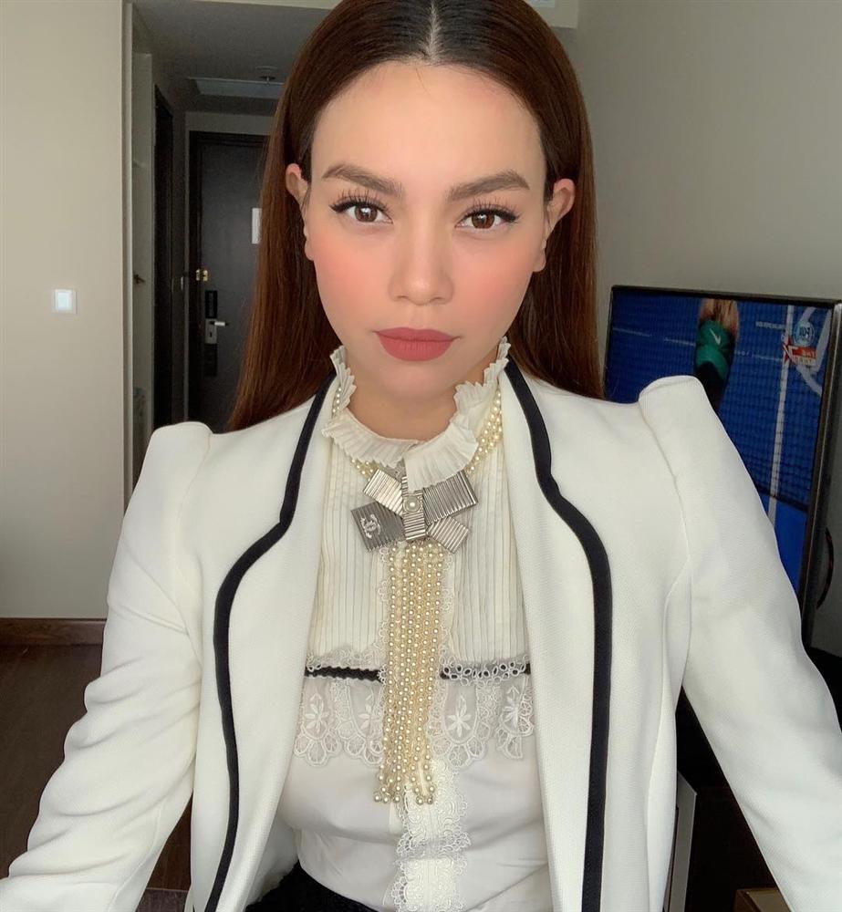 Hồ Ngọc Hà diện vest cực bắt mắt, Hạ Vi phân vân chiếc cài áo đang ở đâu-1