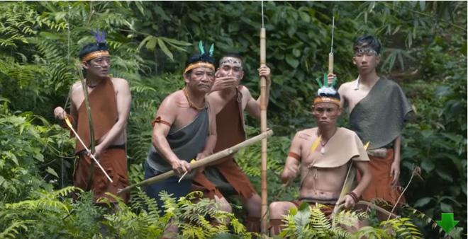 Khán giả chỉ trích cảnh Quang Tèo sàm sỡ hot girl ăn mặc hở hang trong hài Tết-2