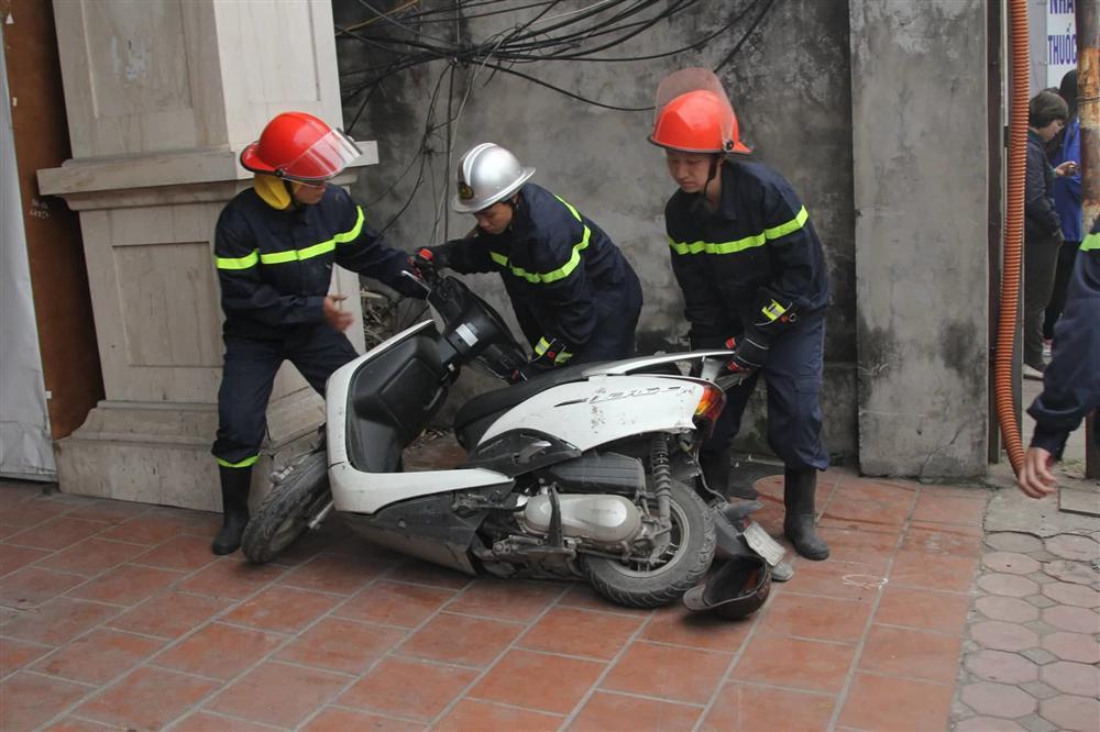 Ô tô đâm 5 xe trên phố Ngọc Khánh, cụ bà bán hàng rong đi bộ tử vong-2