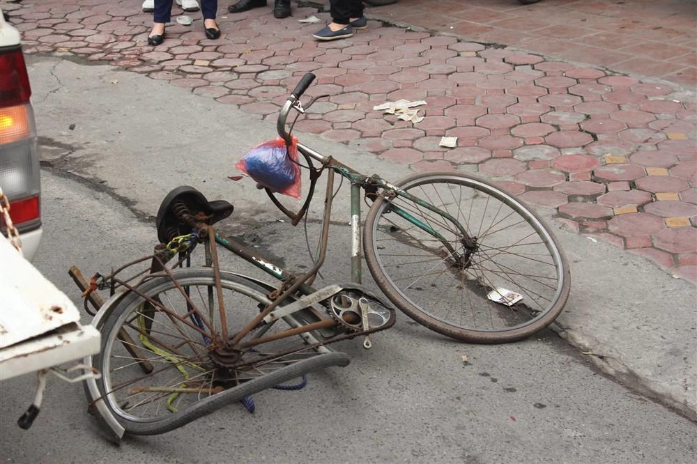 Ô tô đâm 5 xe trên phố Ngọc Khánh, cụ bà bán hàng rong đi bộ tử vong-3