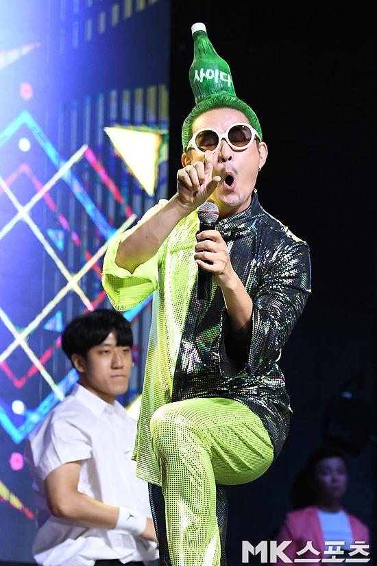 Chết cười với kiểu tóc độc lạ chưa ai dám để của nam ca sĩ Hàn Quốc-6