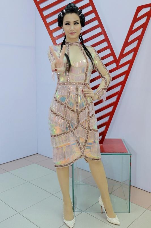 Stylist lại cho Đông Nhi ăn mặc thảm họa thì fan đành phải trổ tài photoshop vậy!-3