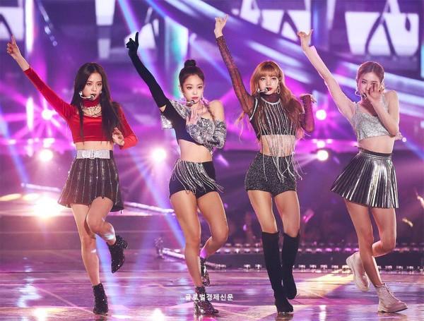 Rộn rã loạt sân khấu âm nhạc Kpop: BTS - EXO hay BlackPink có màn khép lại năm qua rực rỡ nhất?-4