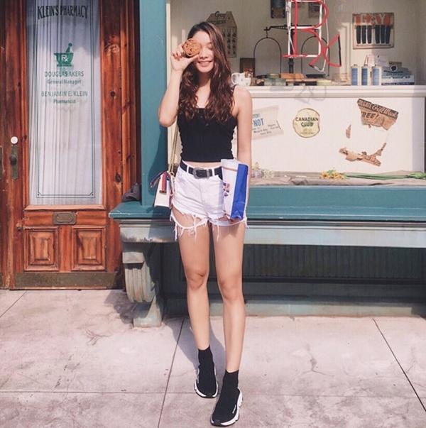 Không phải Hoàng Yến Chibi, bạn gái của tay vợt số 1 Việt Nam Lý Hoàng Nam là hotgirl bóng rổ, mặt xinh, cao 1m72-5