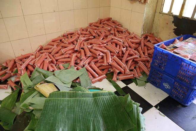 Tiêu hủy 2 tấn nguyên liệu nem chua bẩn ở Sài Gòn-1