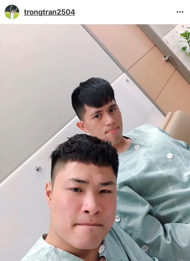 Đình Trọng chia sẻ hình ảnh xem trận đấu của Việt Nam trong bệnh viện-1