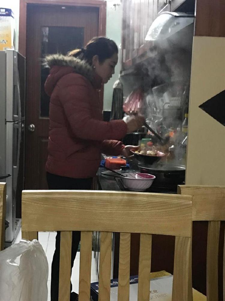 Cô con gái số nhọ: Đang thời kỳ giảm cân mẹ hết mua trà sữa lại nấu mỳ tôm ngồi ăn trước mặt-2