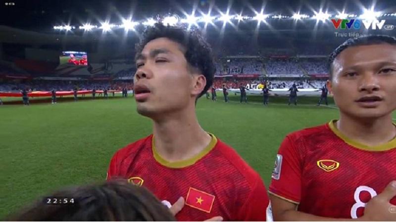 Chắc có tư thù với anh quay phim, Công Phượng lại bị dân mạng soi khoảnh khắc hát Quốc ca cực so deep-3