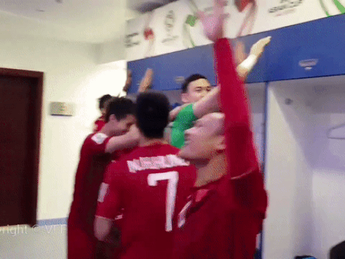 Các fans girl đừng đau tim nhé bởi Công Phượng có pha vuốt má ăn mừng Tiến Dũng ghi bàn cực tình đây này-2