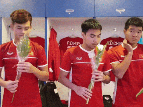 Góc săm soi: Được tặng hoa đẹp, Đức Huy đưa lên mũi ngửi khiến fans cười bò Góc săm soi: Được tặng hoa đẹp, Đức Huy đưa lên mũi ngửi khiến fans cười bò