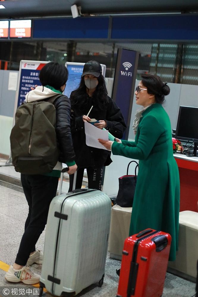 Xuất hiện cùng con gái tại sân bay, mẹ Lưu Diệc Phi bất ngờ chiếm trọn spotlight vì nhan sắc quá đỉnh-1