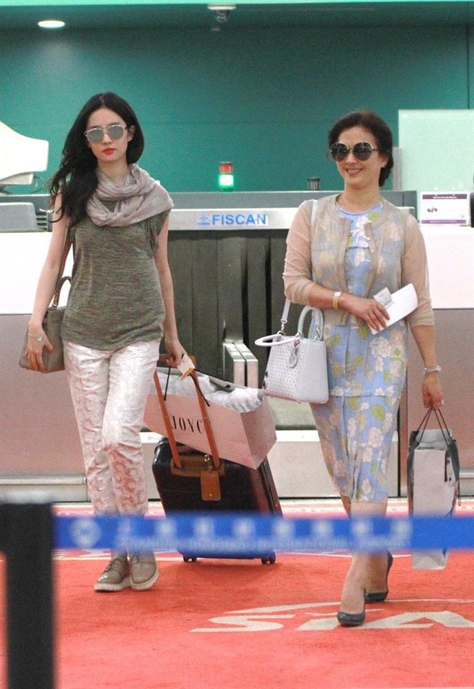 Xuất hiện cùng con gái tại sân bay, mẹ Lưu Diệc Phi bất ngờ chiếm trọn spotlight vì nhan sắc quá đỉnh-7