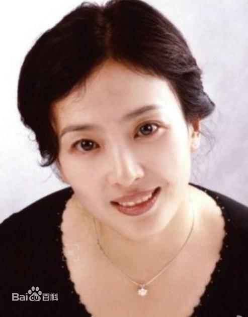 Xuất hiện cùng con gái tại sân bay, mẹ Lưu Diệc Phi bất ngờ chiếm trọn spotlight vì nhan sắc quá đỉnh-9