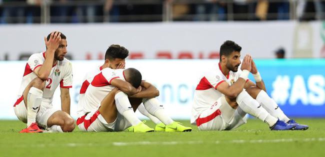 Gái xinh chiếm spotlight chỉ với bức ảnh quỳ gối lau nước mắt cho cầu thủ Jordan-5