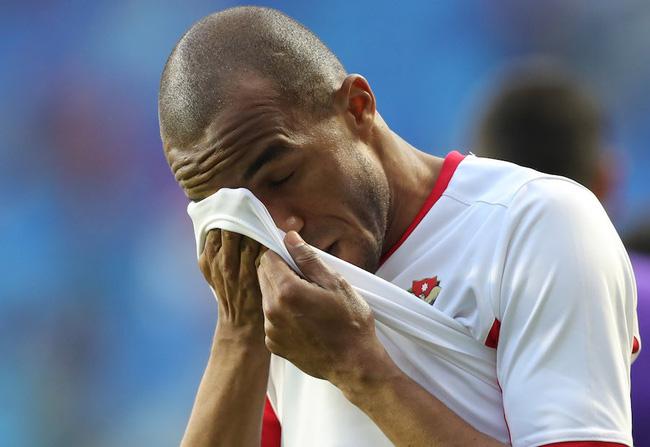 Gái xinh chiếm spotlight chỉ với bức ảnh quỳ gối lau nước mắt cho cầu thủ Jordan-6