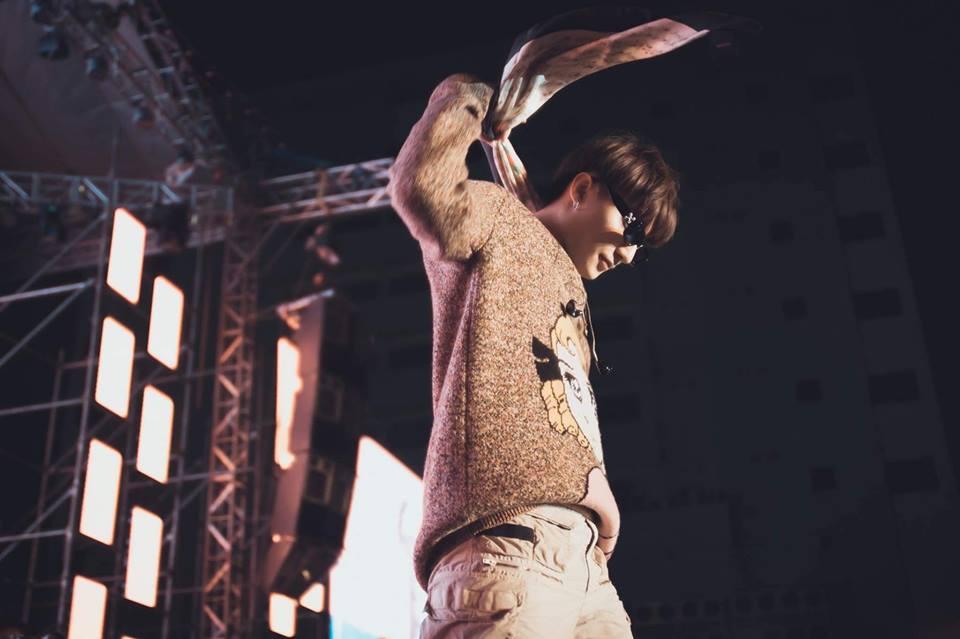 Đã có 2 lần, Sơn Tùng M-TP đang hát phải dừng lại cả chương trình để làm điều này!-7