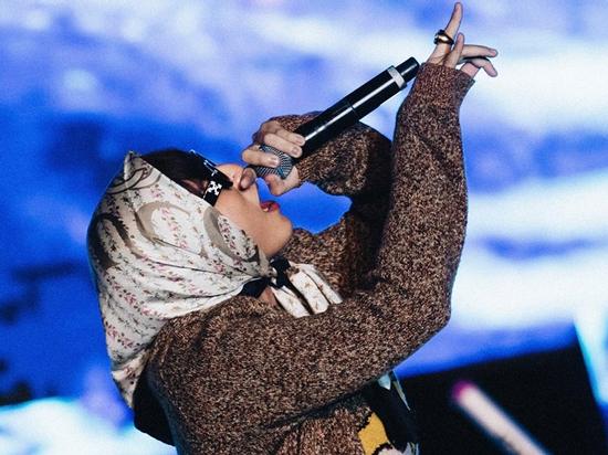 Đã có 2 lần, Sơn Tùng M-TP đang hát phải dừng lại cả chương trình để làm điều này!