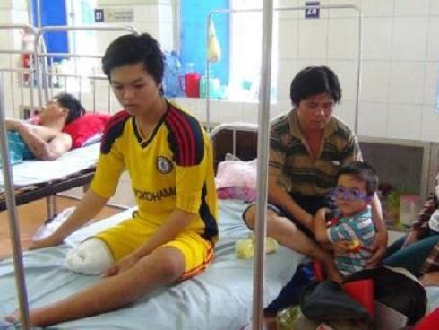 Xúc động với lời cầu cứu Xin đừng cắt cụt chân con, bác sĩ nỗ lực làm nên điều kỳ diệu-3