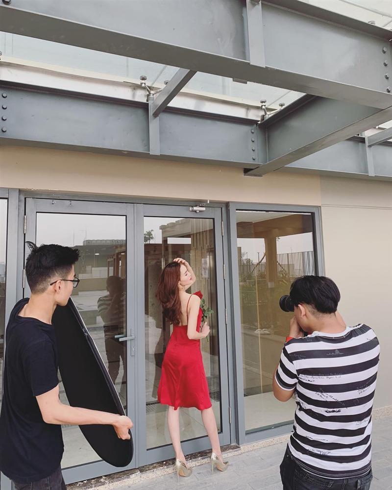 Hương Tràm khiến fan toát mồ hôi khi diện váy trễ nải khoe 3/4 vòng ngực-7