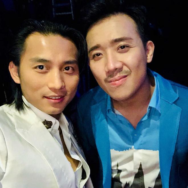 MC Trấn Thành nghiện mặc sơ mi họa tiết sặc sỡ-9