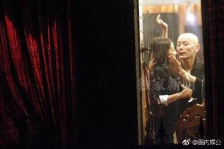 Lộ loạt ảnh Triệu Vy tình cảm hôn má người đàn ông lạ mặt-5