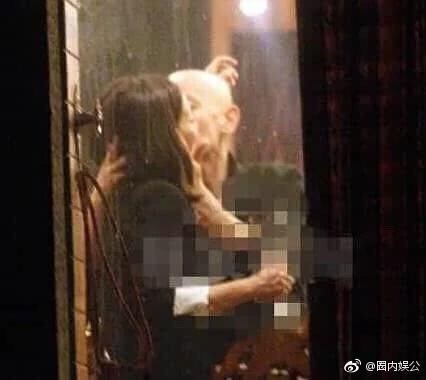 Lộ loạt ảnh Triệu Vy tình cảm hôn má người đàn ông lạ mặt-6