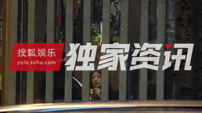 Lộ loạt ảnh Triệu Vy tình cảm hôn má người đàn ông lạ mặt-1