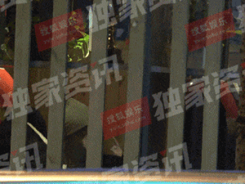 Triệu Vy lên tiếng về hình ảnh hôn đạo diễn Lý Phi ở nhà hàng-3