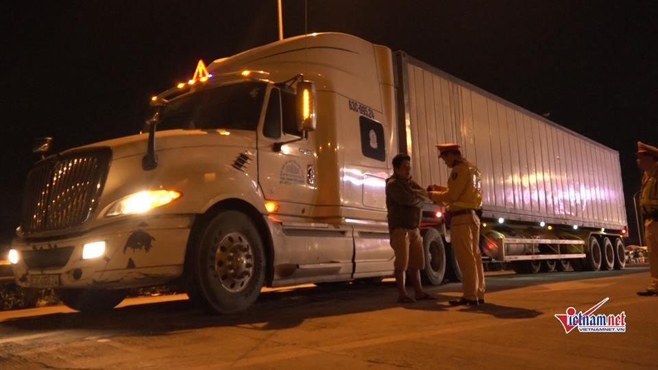 CSGT trắng đêm kiểm tra xe container, 1 tài xế dương tính với ma túy-8