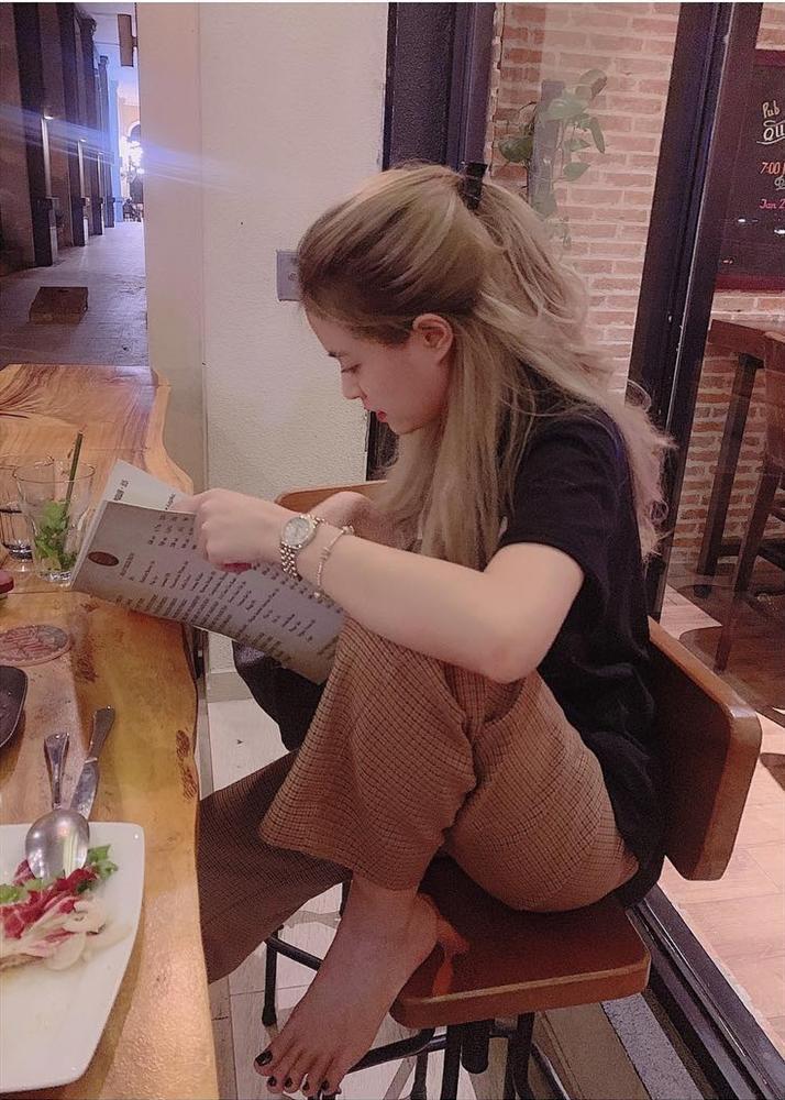 Mặc kệ nạn xe điên đe dọa người dân, Hoàng Thùy Linh vô tư gác chân, thả tay khỏi vô lăng khi lái xe-3