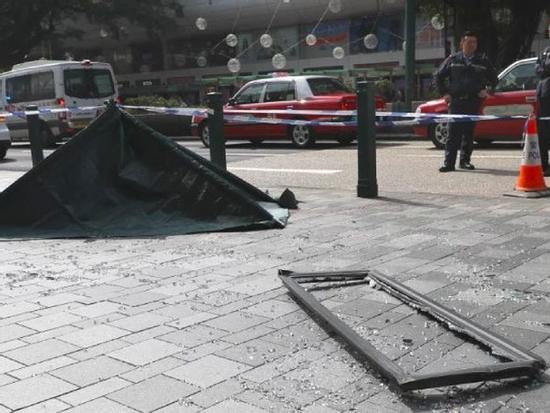 Nữ du khách chết thảm vì bị cửa sổ khách sạn từ tầng 16... rơi trúng đầu