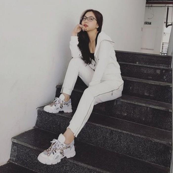 Bóc giá loạt hàng hiệu chất như núi của hai cô bạn gái cầu thủ Duy Mạnh, Quang Hải: Ai mạnh hơn?-4