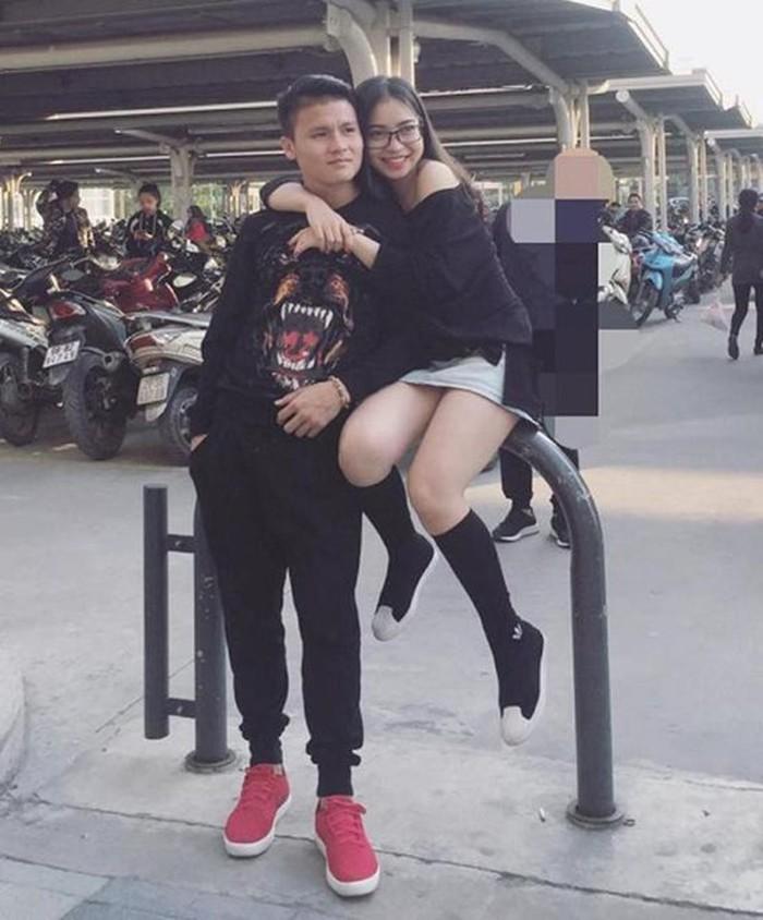 Bóc giá loạt hàng hiệu chất như núi của hai cô bạn gái cầu thủ Duy Mạnh, Quang Hải: Ai mạnh hơn?-2