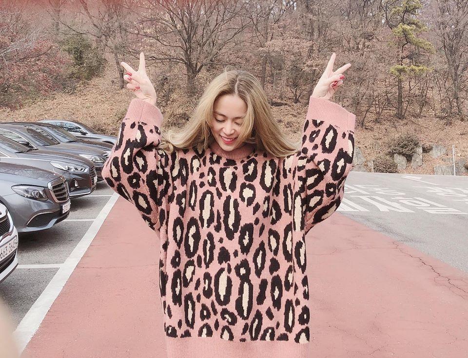 Bị chỉ trích ầm ĩ vì lái xe trong tình trạng ngáo ngơ, Hoàng Thùy Linh vẫn hồn nhiên tạo dáng không quan tâm-3