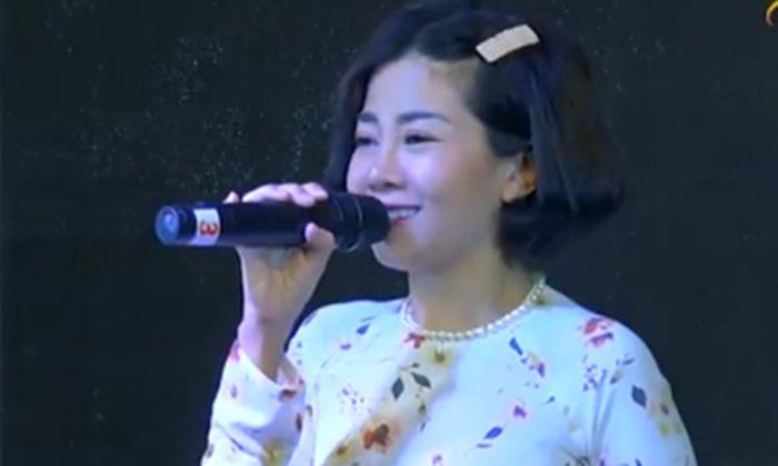 Diễn viên Mai Phương được đồng nghiệp dìu xuống sân khấu sau khi trình diễn-1