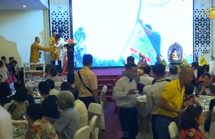 Diễn viên Mai Phương được đồng nghiệp dìu xuống sân khấu sau khi trình diễn-2